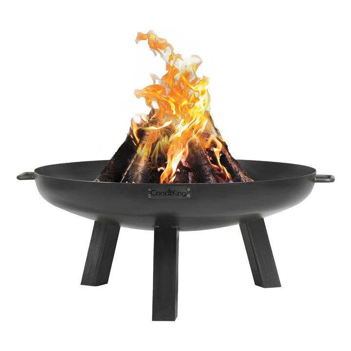 Feuerschale CookKing Polo – Feuerschale mit brennenden Holzscheiten auf weißem Hintergrund