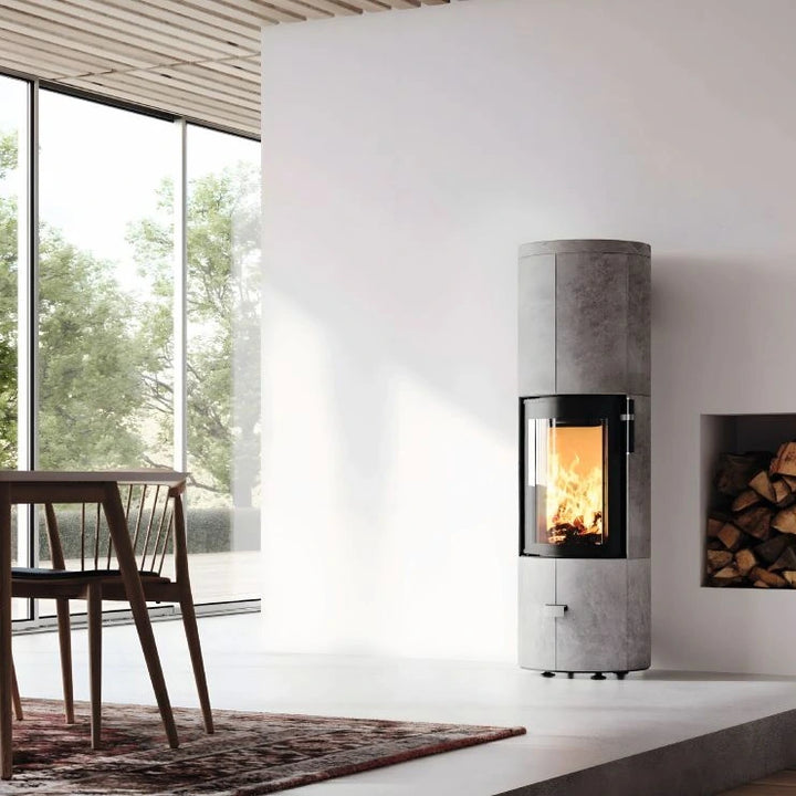 Kaminofen CERA DESIGN Solitherm Speckstein | 6 kW – Runder Kaminofen mit Steinverkleidung im hellen Wohnraum