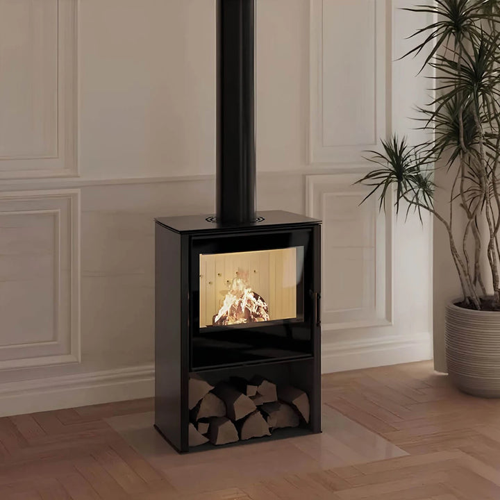 Kaminofen Hitze Lupo M 8,7 kW – im Wohnraum mit brennendem Feuer und Holzfach
