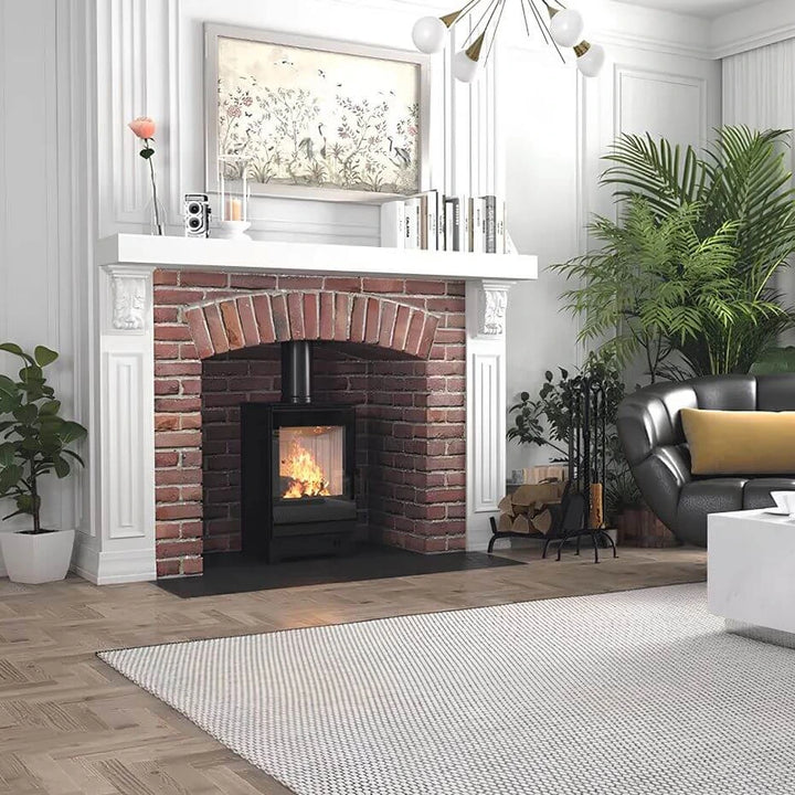 Kaminofen Hitze Lynx S 6,5 kW – Kaminofen mit Feuer in einer gemauerten Kaminnische im Wohnraum