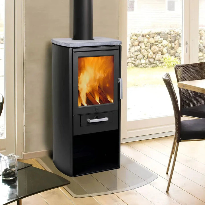 Kaminofen Varde Ovne Samsö Speckstein 5 kW – Kaminofen mit Specksteinverkleidung und Feuer neben einem Esstisch