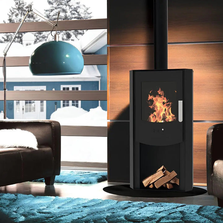 Kaminofen Wamsler SAM Stahl | 6 kW – Schwarzer Kaminofen mit Rauchrohr auf einer runden Bodenplatte im Wohnraum