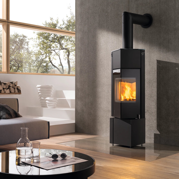 Kaminofen Wodtke Club 11 in black im Wohnraum