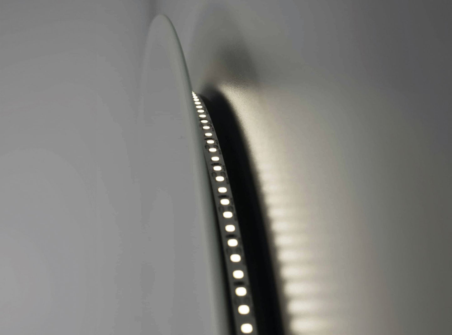 Max – Ovaler Wandspiegel mit LED - Ofenerlebnis.de Max – Ovaler Wandspiegel mit LED - Ofenerlebnis.de