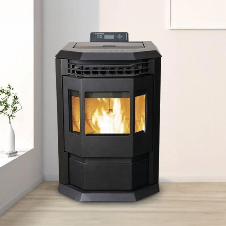 Pelletofen SCHENGER HLP3602 | 9,3 kW – Dunkler Pelletofen mit Feuer vor einer hellen Wand