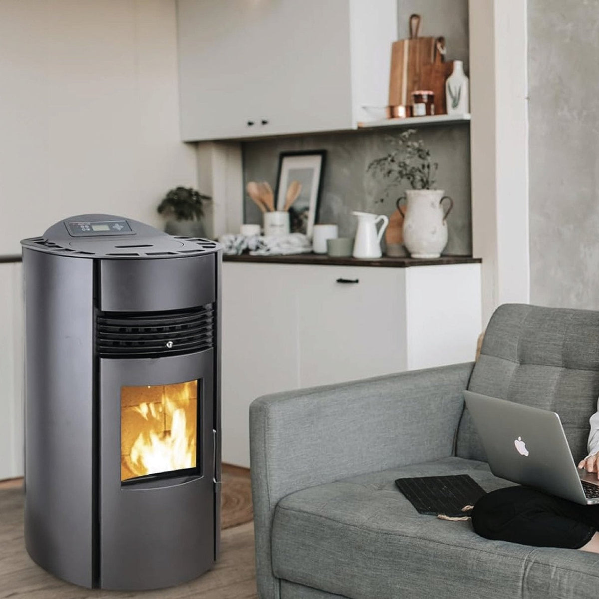 Pelletofen SCHENGER HP51-R | 8,8 kW – Runder Pelletofen mit Feuer neben einem Sofa Pelletofen SCHENGER HP51-R | 8,8 kW – Runder Pelletofen mit Feuer neben einem Sofa