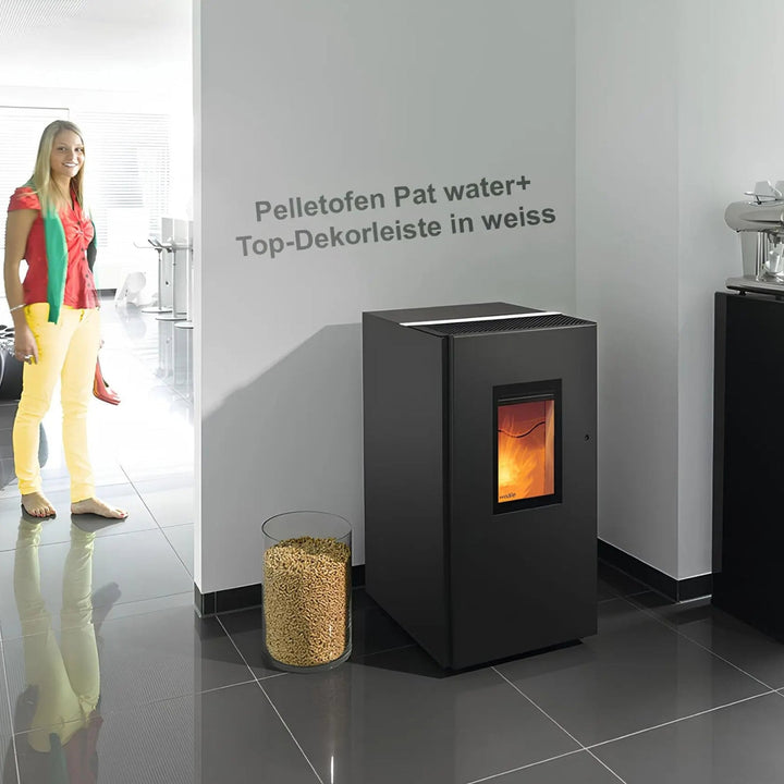 Pelletofen Wodtke Pat water+ | 8/10 kW | wasserführend – Pelletofen mit weißer Dekorleiste und Feuer im Wohnraum