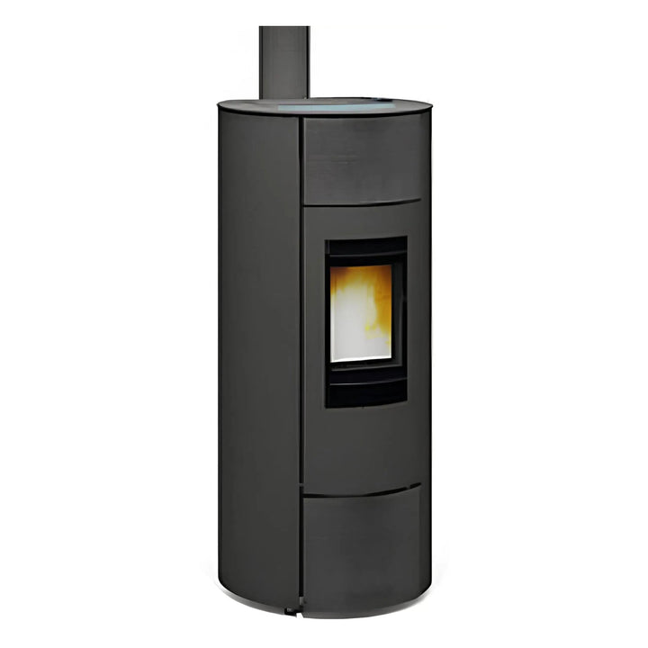 Pelletofen Wodtke soleo.nrg V12 air+ | 6/8 kW – Runder dunkler Pelletofen mit Rohr und Feuer in schräger Ansicht