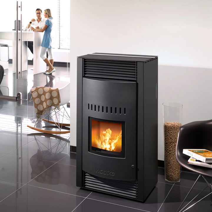 Pelletofen Wodtke Topline New Motion air+ mit großem Pelletvorrat mit Edelstahl-Zierleiste im Wohnraum