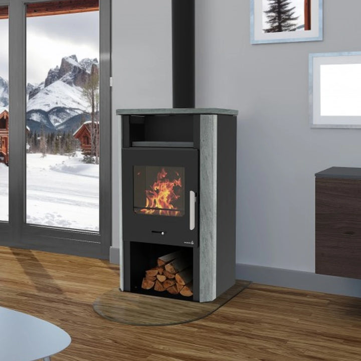 Kaminofen Wamsler Pylon Naturstein mit Feuer im Wohnraum