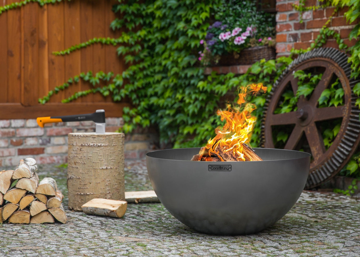 Feuerschalen Zubehör von Ofenerlebnis.de, inklusive Grillrost und Funkenschutz, ideal für sichere und gemütliche Abende im Garten oder auf der Terrasse.