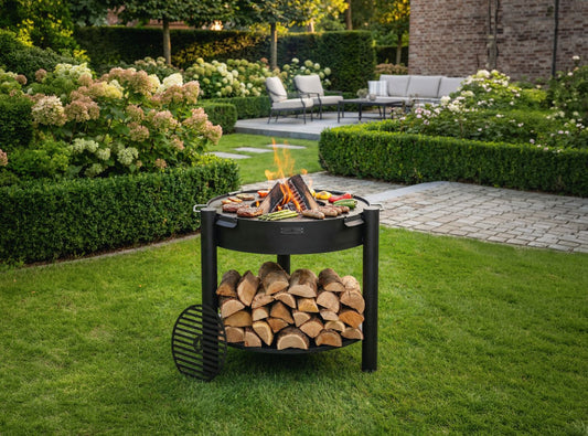 Feuerschale CookKing Montana hoch 80 cm mit Grillplatte 78 cm und Grillrost 37 cm im Garten, Naturstahl Feuerstelle mit Holzablage und Grillfunktion in Nutzung