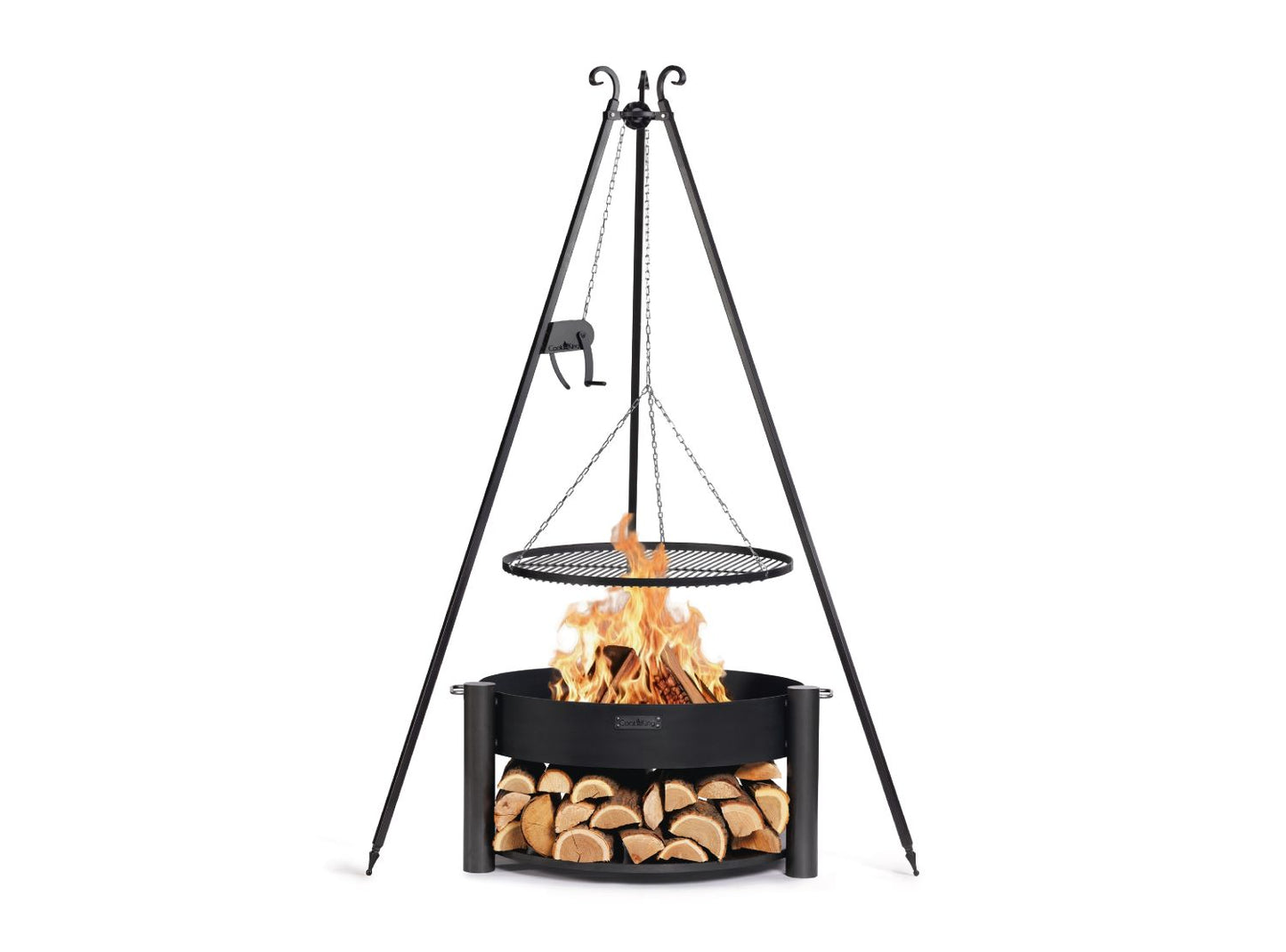 Feuerschale MONTANA 80 cm mit Schwenkgrill 180 cm und Grillrost 70 cm freigestellt, Naturstahl Feuerstelle mit Dreibein und Holzablage für Garten und Terrasse
