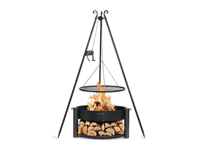 Feuerschale MONTANA 80 cm mit Schwenkgrill 180 cm und Grillrost 70 cm freigestellt, Naturstahl Feuerstelle mit Dreibein und Holzablage für Garten und Terrasse