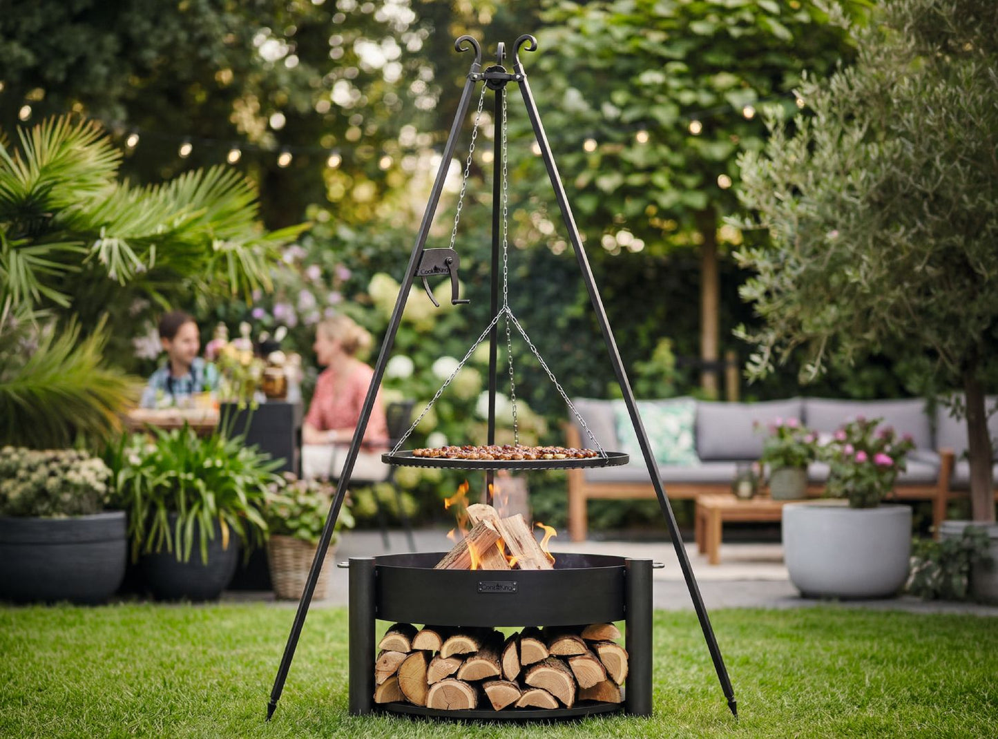 Feuerschale MONTANA 80 cm mit Schwenkgrill 180 cm im Garten, Grillrost 70 cm über offenem Feuer mit Holzlagerung und Dreibein Konstruktion