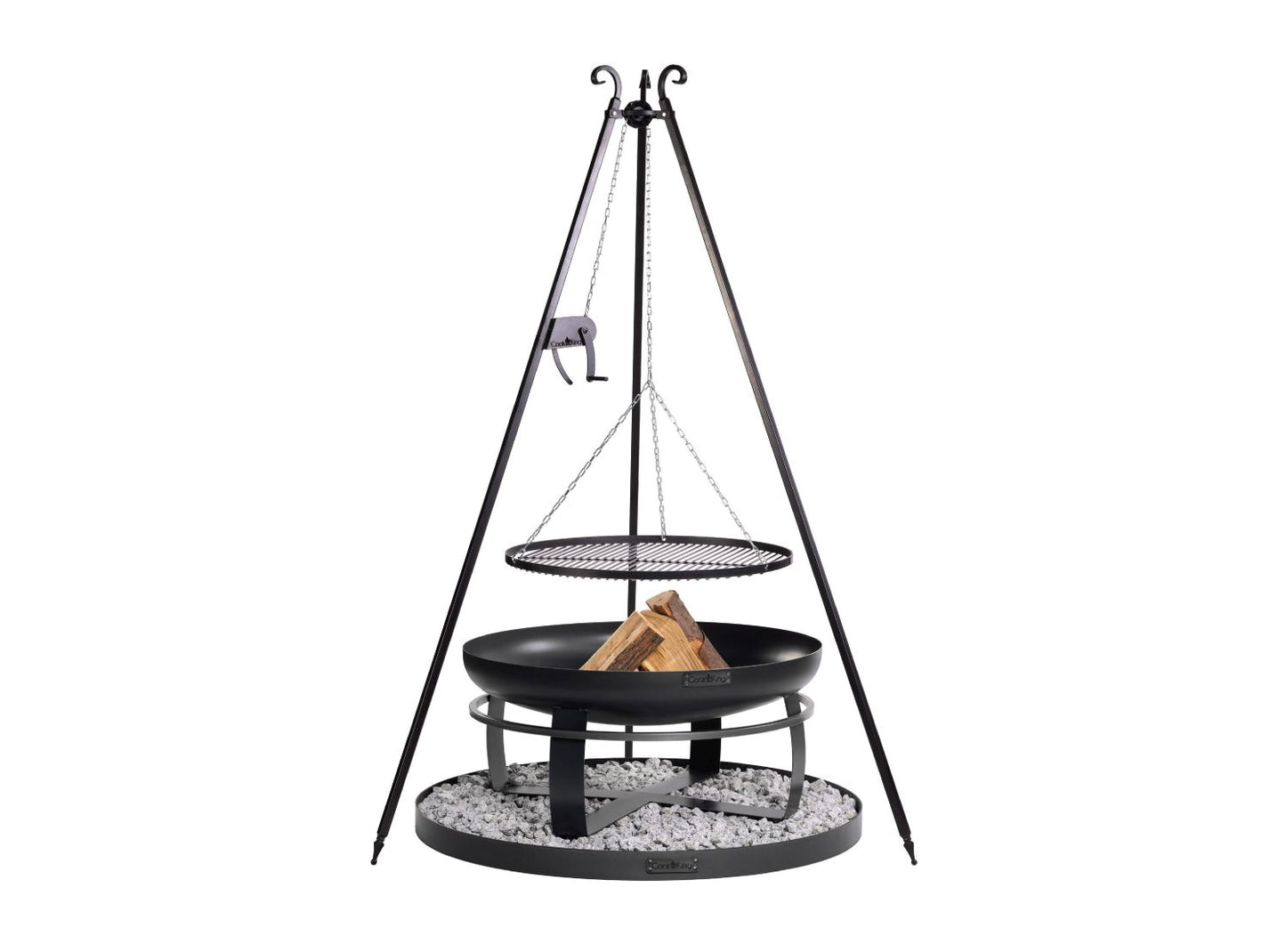 Viking Grill-Set: 80 cm Feuerschale auf 100 cm Basis unter einem 180 cm Dreibein-Schwenkgrill mit Kurbel und beladenem Grillrost.