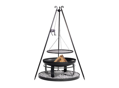Viking Grill-Set: 80 cm Feuerschale auf 100 cm Basis unter einem 180 cm Dreibein-Schwenkgrill mit Kurbel und beladenem Grillrost.