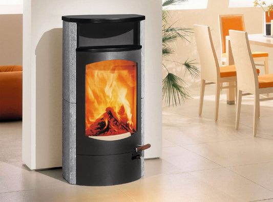 Kaminofen Austroflamm Koko 2.0 (6 kW) Speckstein, Warmhaltefach Keramik Schwarz matt, Topplatte Keramik Schwarz matt, RRA hinten_1