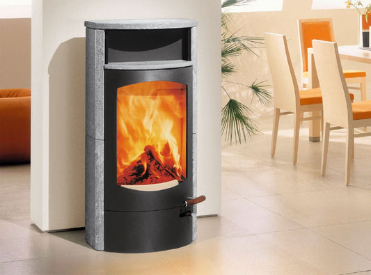 Kaminofen Austroflamm Koko 2.0 (6 kW) Speckstein, Warmhaltefach Speckstein, Topplatte Speckstein, RRA hinten_1