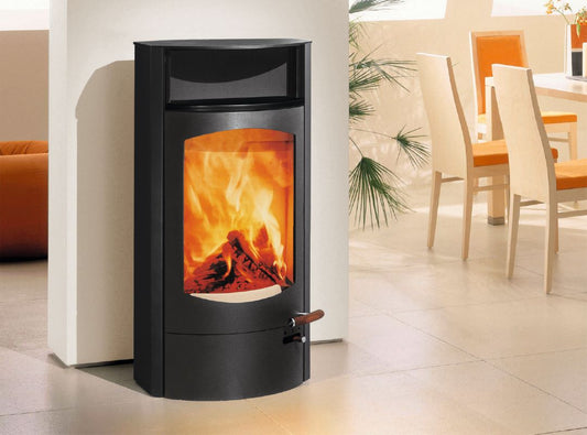 Kaminofen Austroflamm Koko 2.0 (6 kW) Stahl, Warmhaltefach Keramik Schwarz matt, Guss-Topplatte, RRA hinten_1