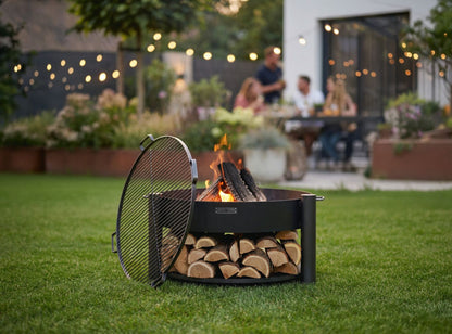 CookKing Feuerschale MONTANA 80 cm mit Grillrost im Garten, Feuerstelle auf Rasen mit Holzablage und brennendem Holz