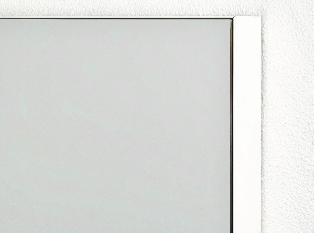 Box White – Rechteck Wandspiegel im weißen Rahmen aus gebürstetem Aluminium, 60 x 80 cm