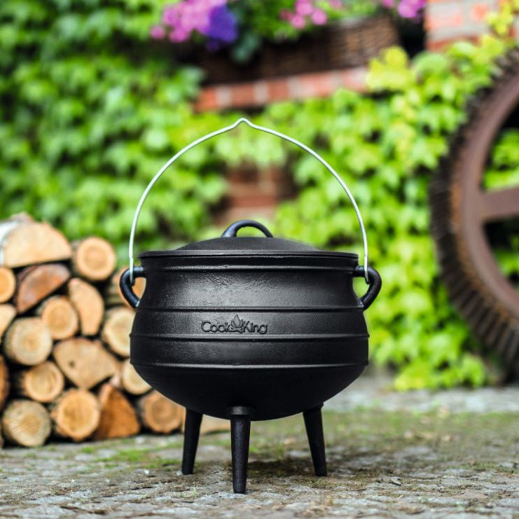 Afrikanischer Gusseisenkessel – Geschlossener Kessel mit aufgestelltem Henkel im Garten