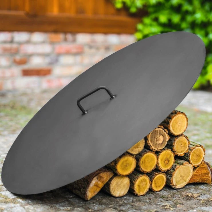 Deckel für Feuerschalen – rund – Runder Deckel mit Griff an einem Holzstapel im Garten