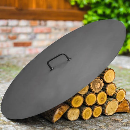 Deckel für Feuerschalen – rund – Runder Deckel mit Griff an einem Holzstapel im Garten