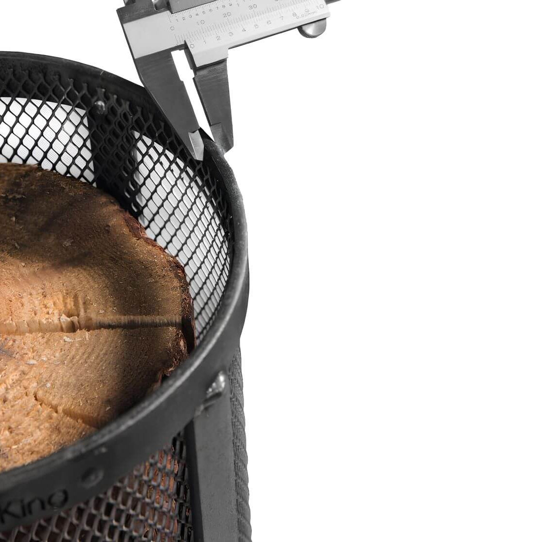 CookKing Feuerkorb Bruno für Schwedenfeuer – Messschieber am oberen Metallrand neben der Holzfüllung