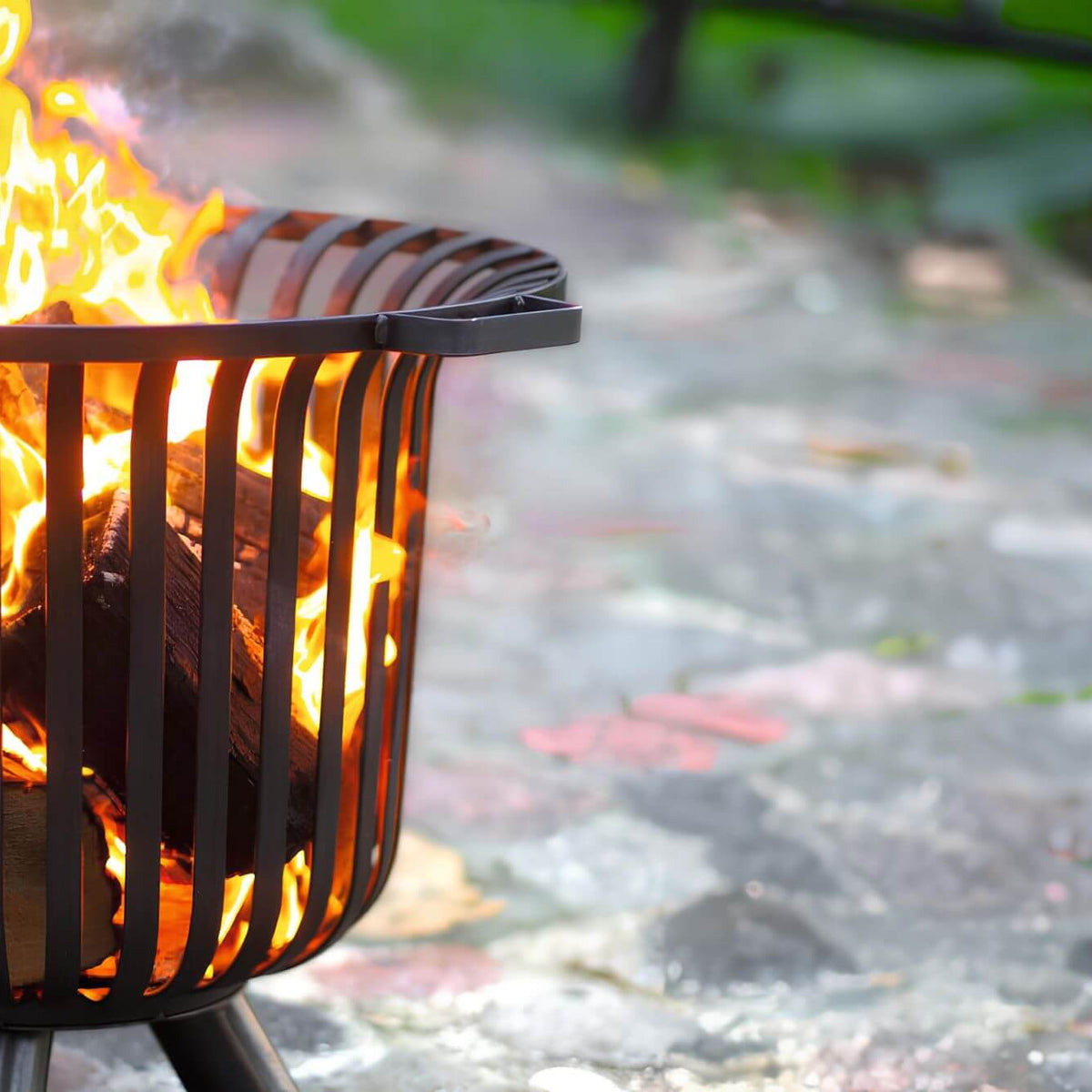 CookKing Feuerkorb Verona – Detail der Korbstäbe mit Feuer im Garten