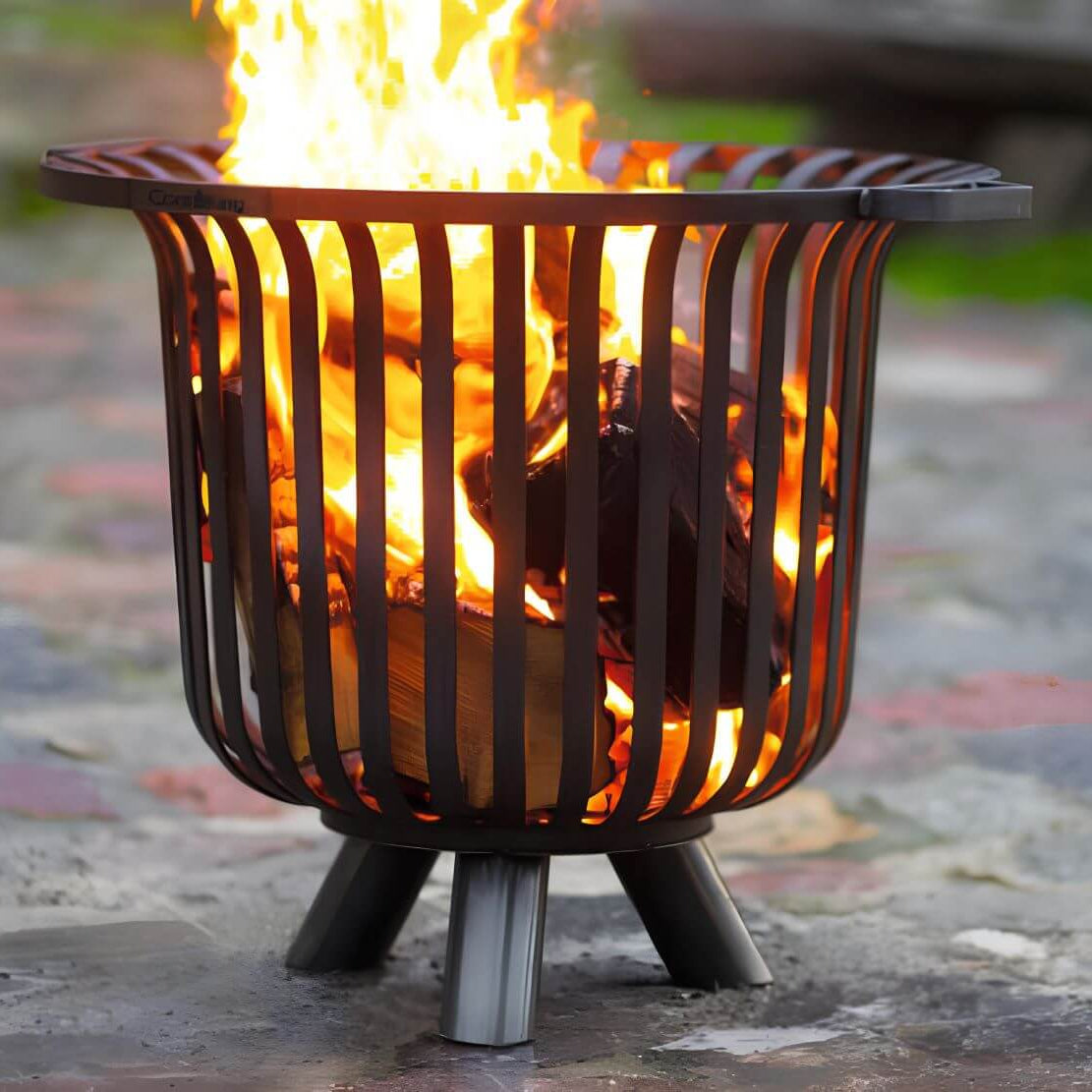 CookKing Feuerkorb Verona – Feuerkorb mit brennendem Holz auf Gartenpflaster