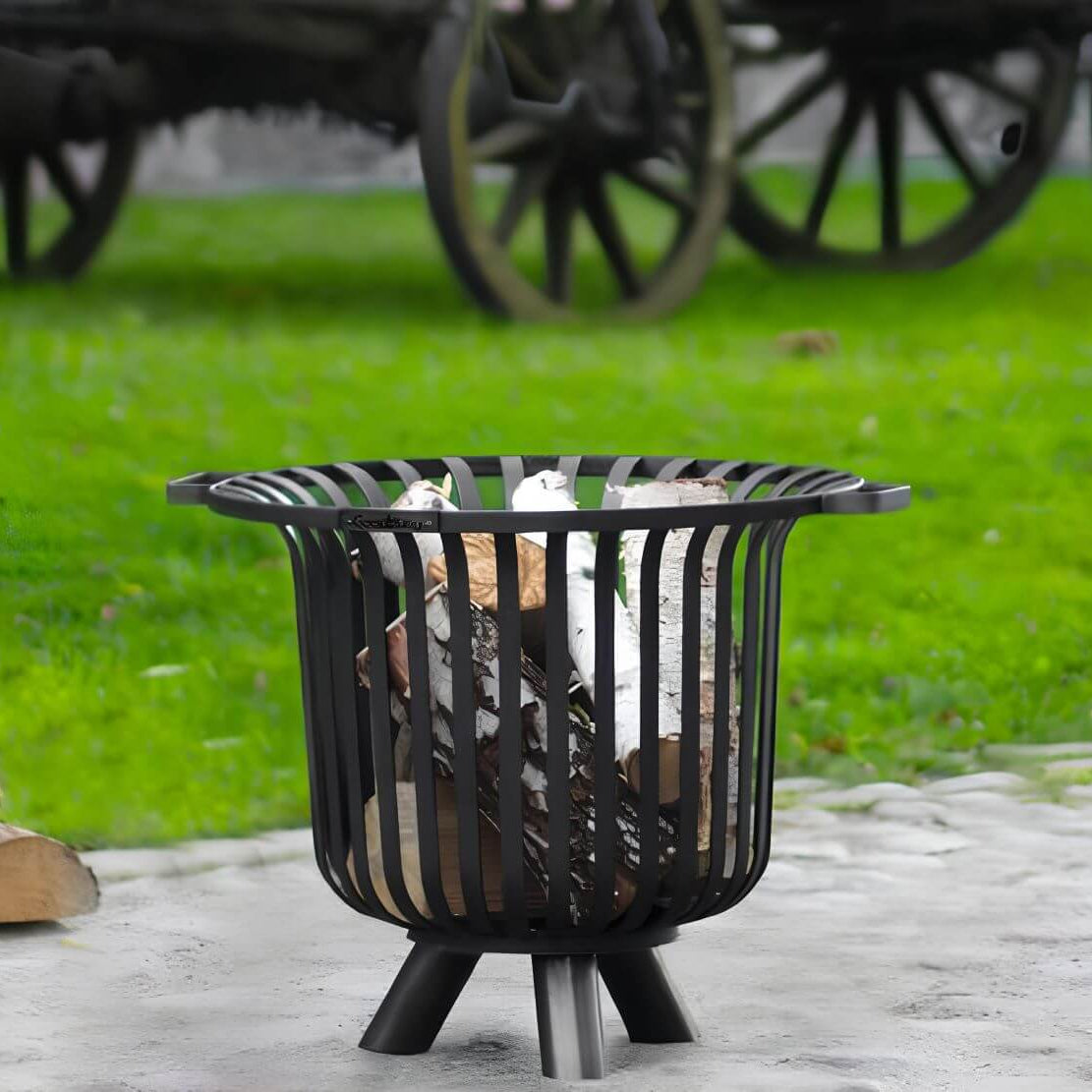 CookKing Feuerkorb Verona – Feuerkorb mit Holzfüllung auf Gartenpflaster