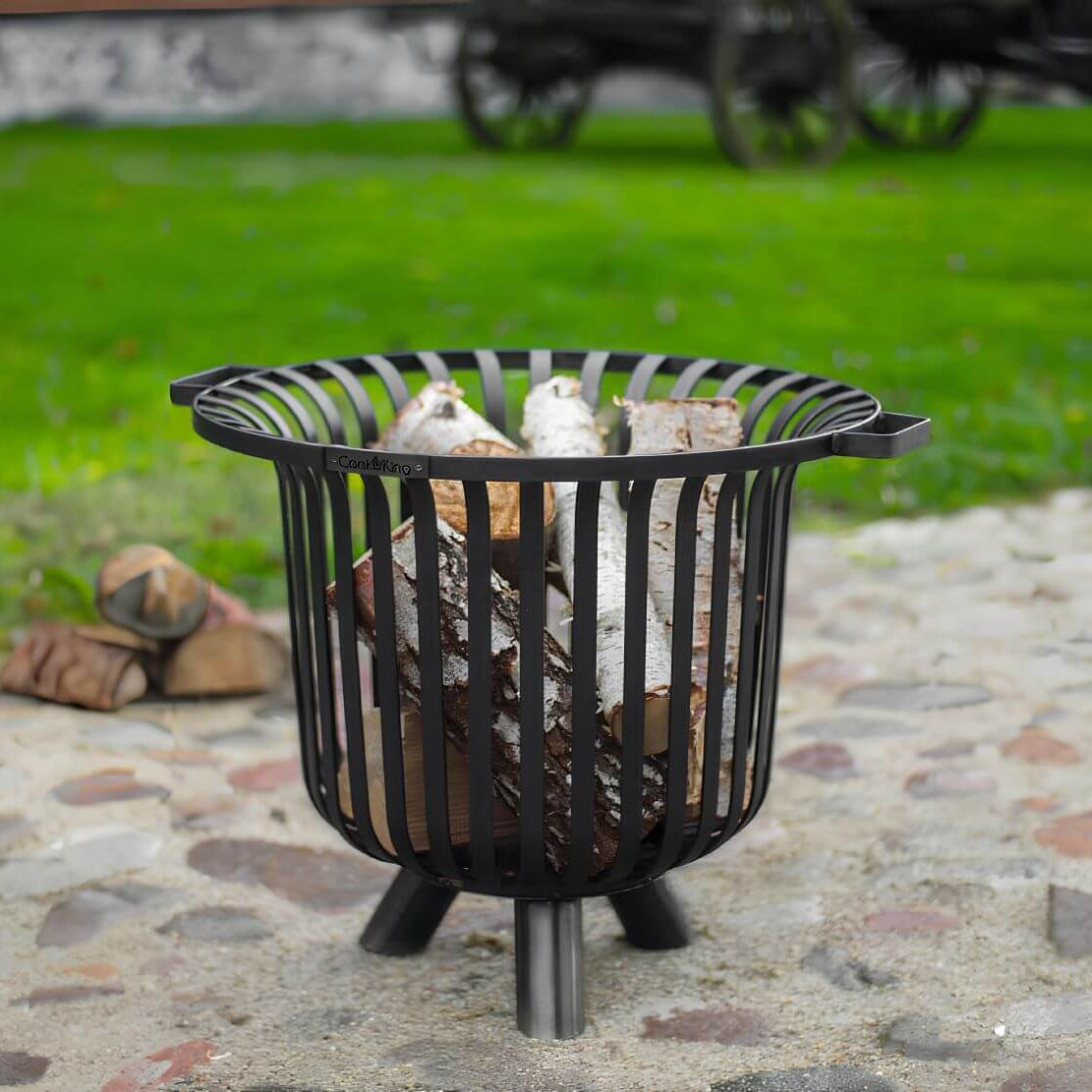 CookKing Feuerkorb Verona – Feuerkorb mit Holzfüllung auf Gartenpflaster