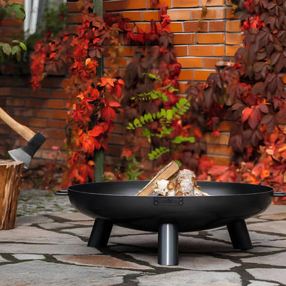 Feuerschale CookKing Bali – im Garten vor einer Backsteinwand
