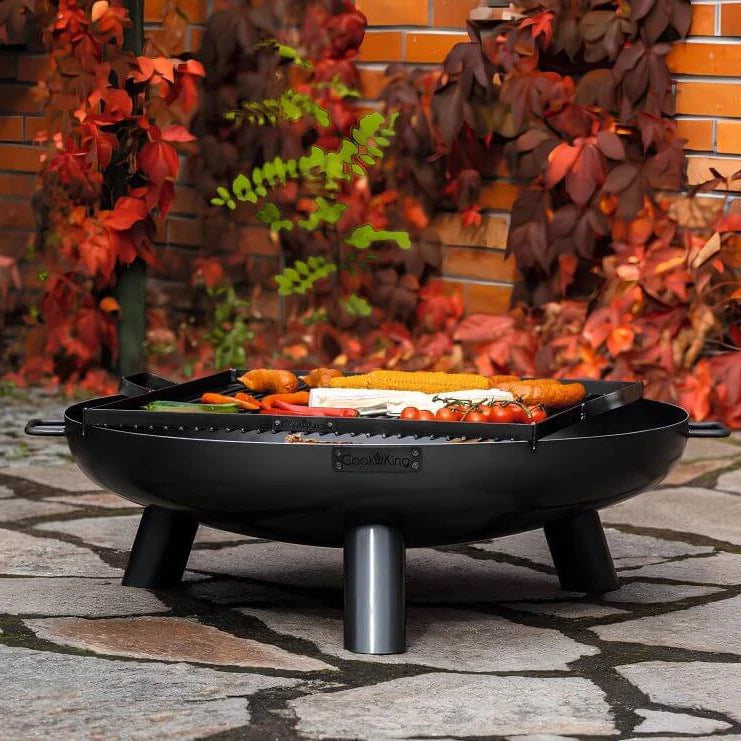 Feuerschale CookKing Bali – im Garten mit Grillrost und Grillgut