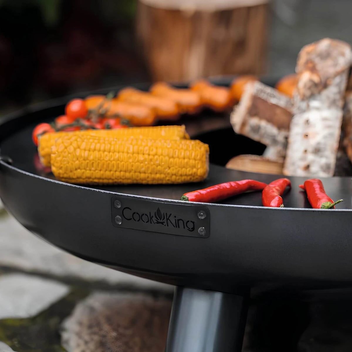 Feuerschale CookKing Bali – Detail der Schale mit Maiskolben und Grillgut