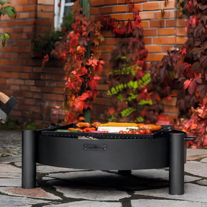 Feuerschale CookKing Haiti – Feuerschale mit Grillgut vor Backsteinwand