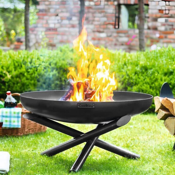 Feuerschale CookKing Indiana – Feuerschale mit brennenden Holzscheiten im Garten