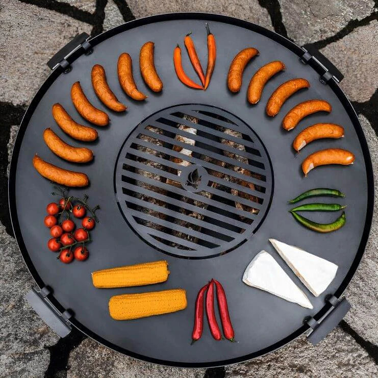 Feuerschale CookKing Indiana – Draufsicht auf die runde Grillplatte mit Grillgut und mittigem Rost