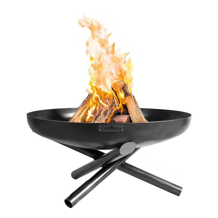 Feuerschale CookKing Indiana – Feuerschale mit brennenden Holzscheiten auf weißem Hintergrund