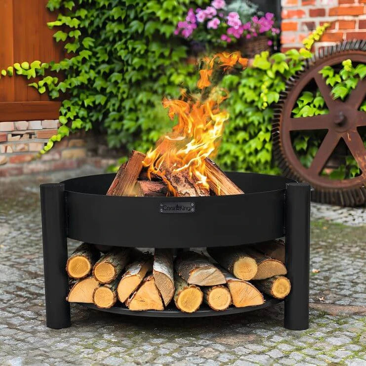 Feuerschale CookKing Montana – Feuerschale mit brennenden Holzscheiten im Garten