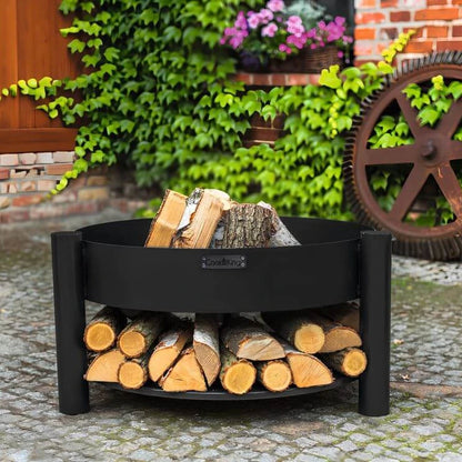 Feuerschale CookKing Montana – Feuerschale mit Holzscheiten und gefüllter Holzablage im Garten