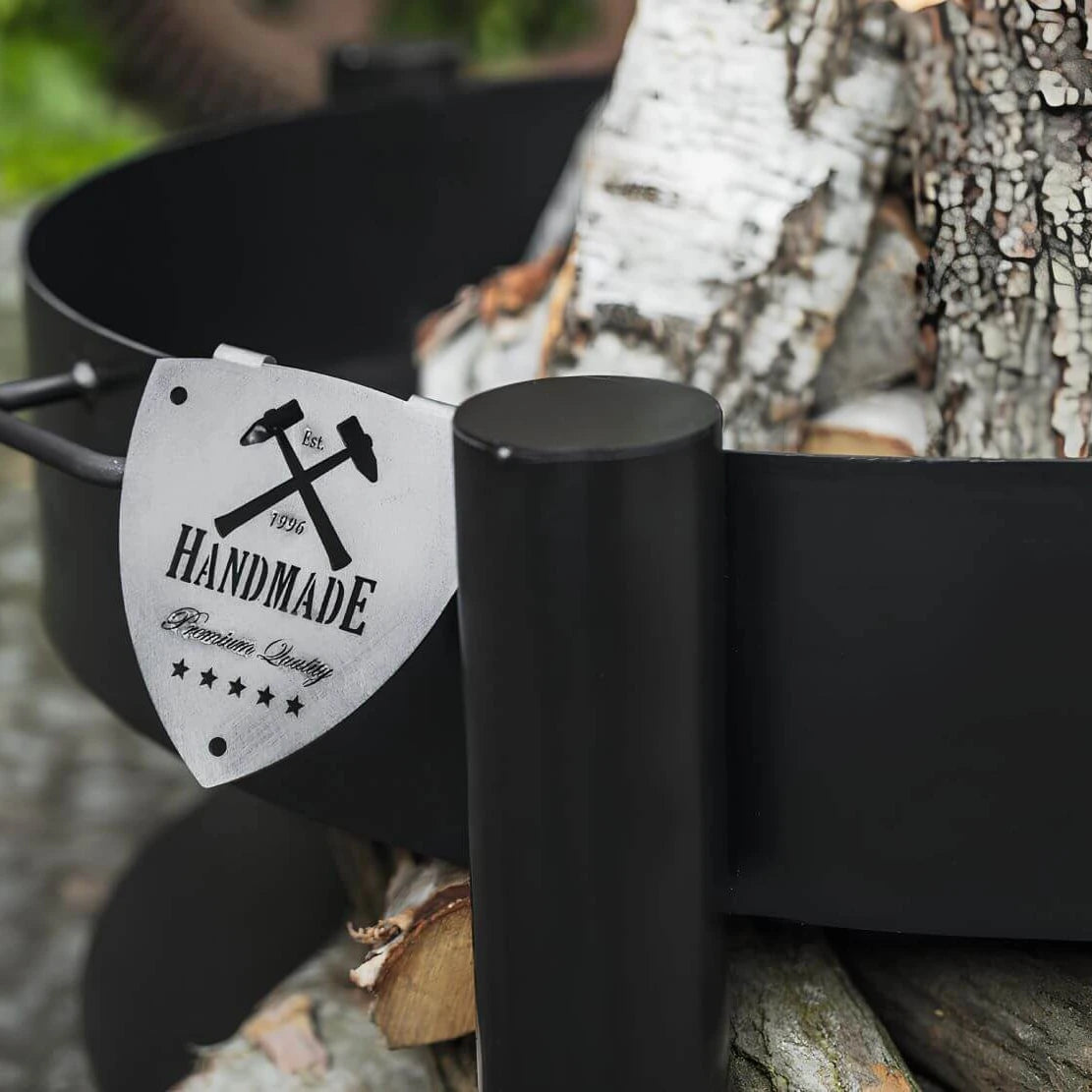 Feuerschale CookKing Montana – Detail des Handmade-Anhängers am Standbein