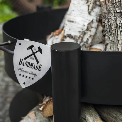Feuerschale CookKing Montana – Detail des Handmade-Anhängers am Standbein
