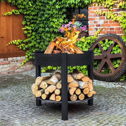 Feuerschale CookKing Montana hoch – Feuerschale mit brennenden Holzscheiten im Garten