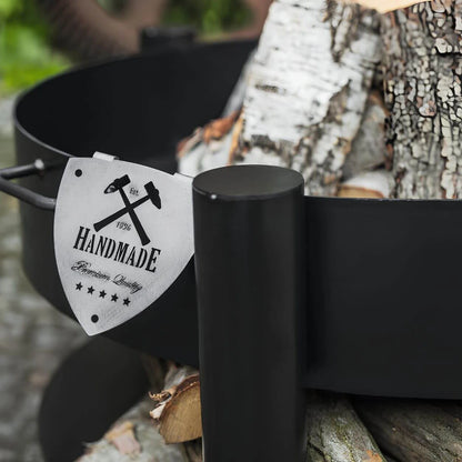Feuerschale CookKing Montana hoch – Detail des Handmade-Anhängers am Standbein