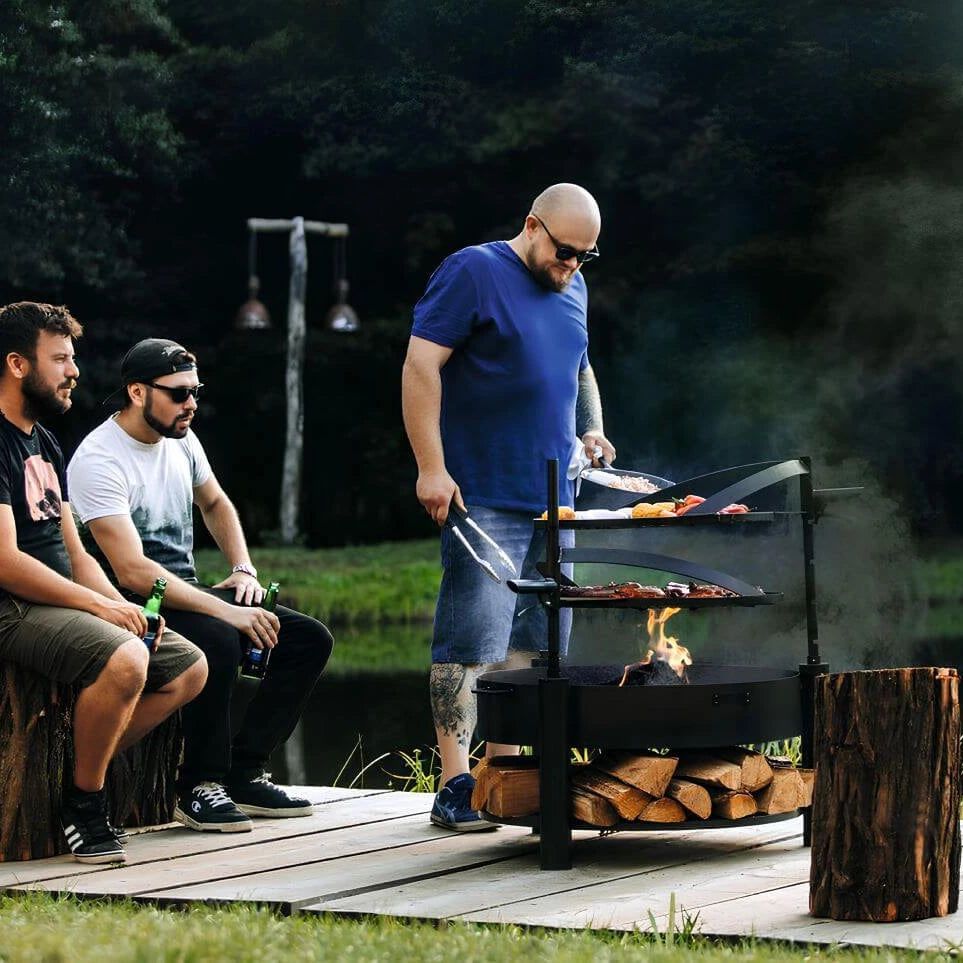 Multifunktionale Feuerschale MONTANA X + Grillrost – Grillen mit mehreren Personen an der Feuerschale auf einer Holzterrasse