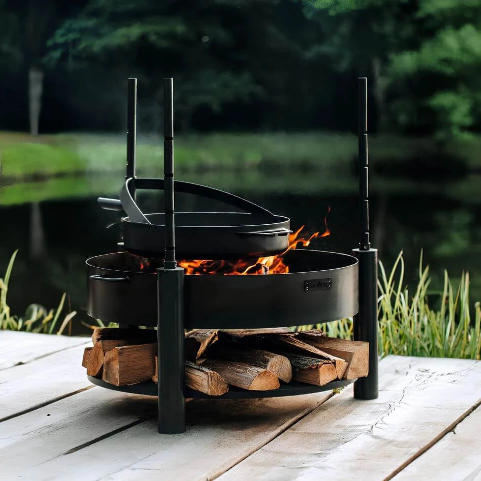 Multifunktionale Feuerschale MONTANA X + Grillrost – Feuerschale mit Grillaufsätzen und Feuer auf einer Holzterrasse