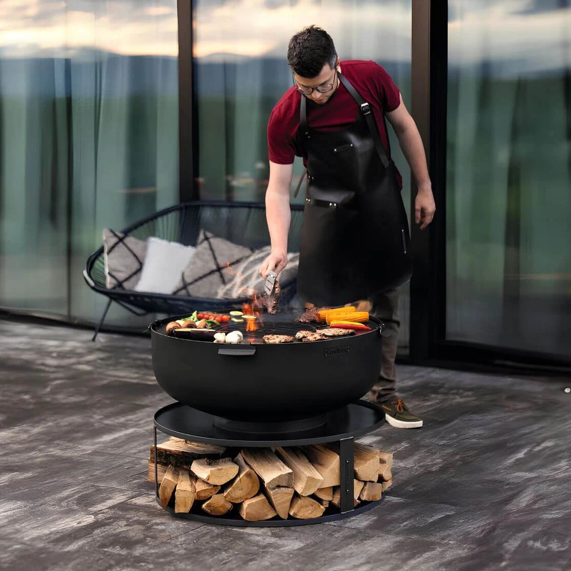 Feuerschale CookKing XXL PALERMO – Grillen auf der Feuerschale mit Grillplatte und Holzablage auf einer Terrasse